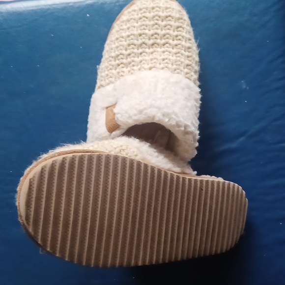 Slippers - Picture 2 of 3